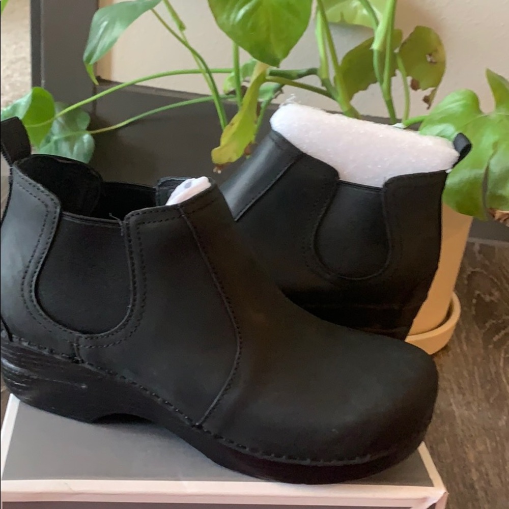 NWT Danskos Frankie Black Oiled size 40